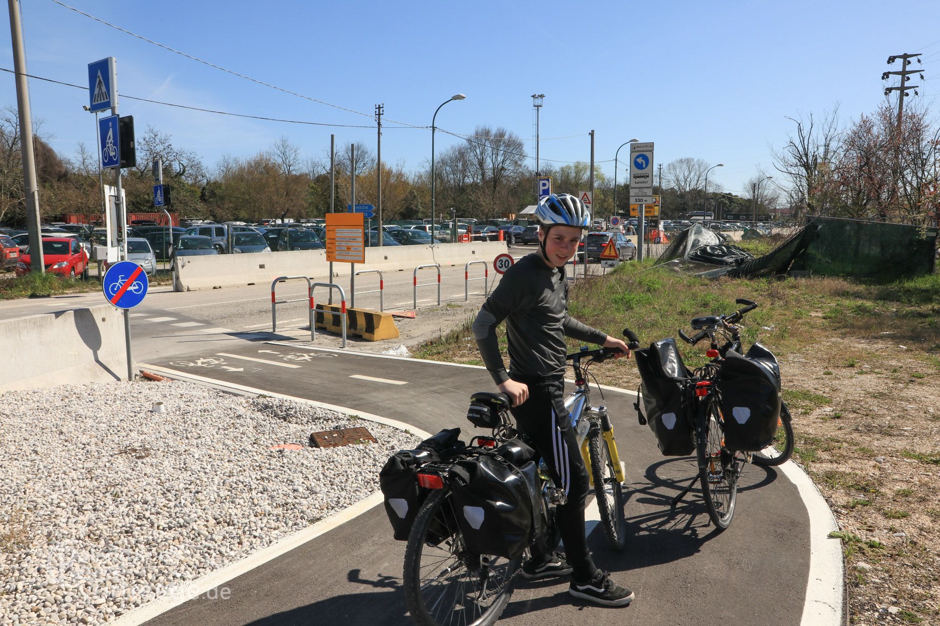 mit Kindern per Rad über die Alpen, Via Claudia Augusta, hier rechts abbiegen um am Parkplatz lang